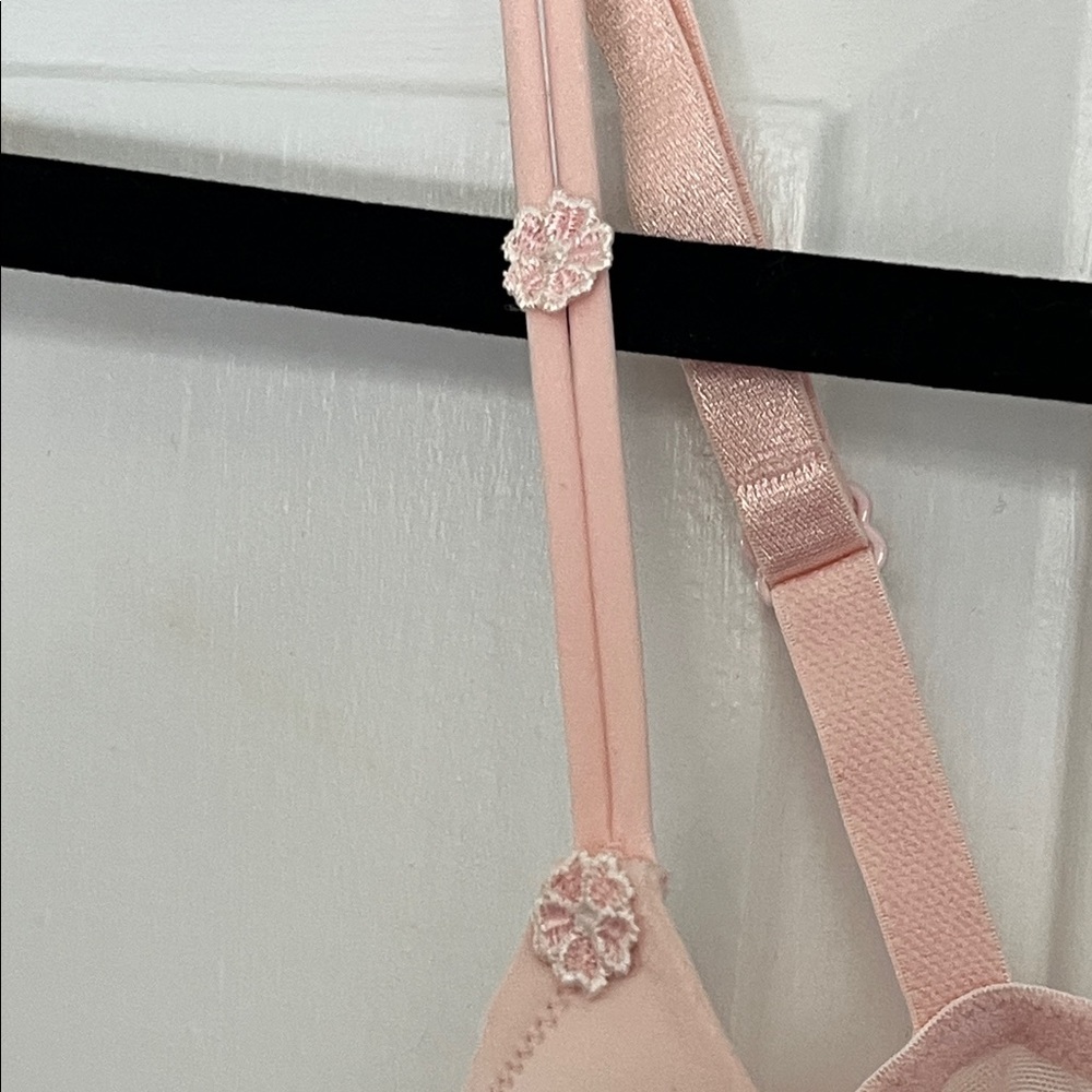 Victoria's Secret Light Pink Bra - Picture 8 of 11